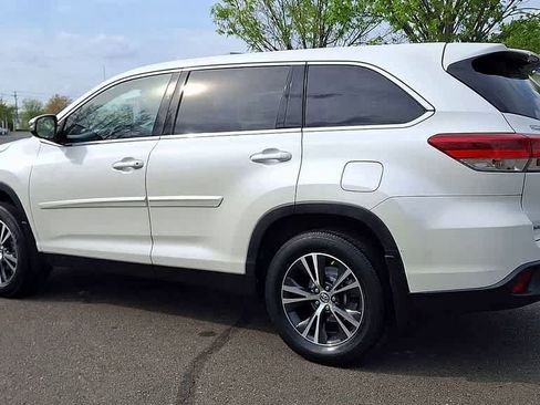Used 2019 Toyota Highlander LE image 6