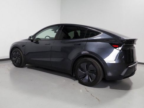 Used 2026 Tesla Model Y 2WD image 9