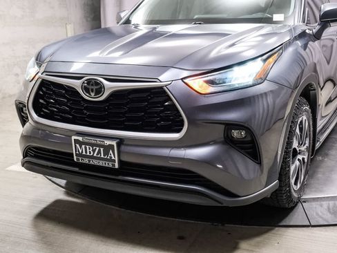 Used 2020 Toyota Highlander XLE AWD/4WD image 11