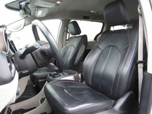 Used 2017 Chrysler Pacifica Touring-L w/ Tire & Wheel Group image 10