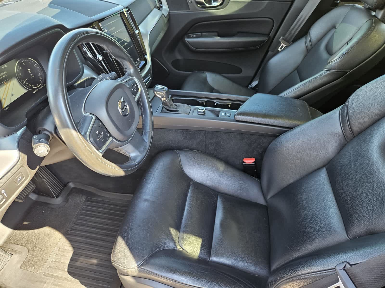 Used 2018 Volvo XC60 T5 Momentum w/ Vision Package AWD/4WD image 2