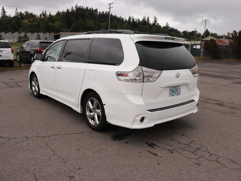 Used 2014 Toyota Sienna SE FWD image 7