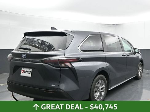 Used 2025 Toyota Sienna LE image 11