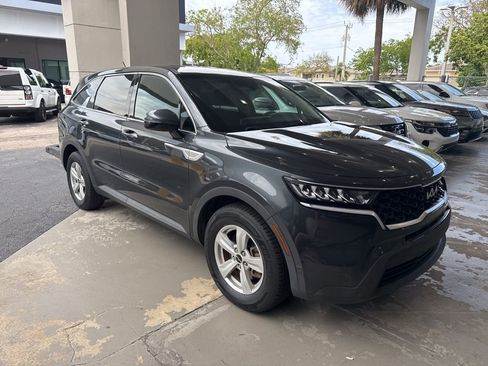 Certified 2023 Kia Sorento LX image 3