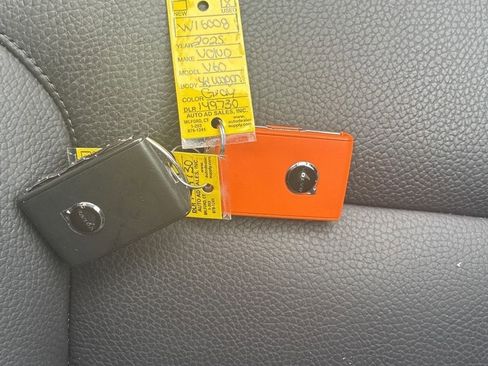 Used 2025 Volvo V60 B5 Cross Country Plus image 27