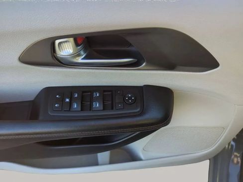 Used 2020 Chrysler Pacifica Touring-L FWD image 14