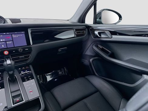 Certified 2026 Porsche Macan AWD/4WD image 26