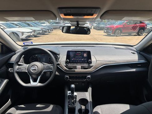 Used 2025 Nissan Altima 2.5 SV FWD image 33