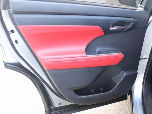 Used 2022 Toyota Highlander XSE image 28