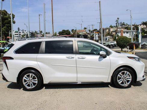 Used 2024 Toyota Sienna Limited FWD image 7