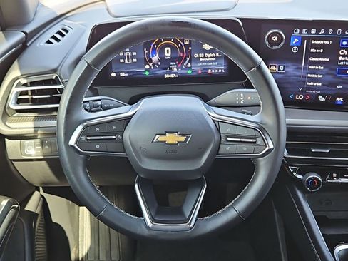 Used 2025 Chevrolet Traverse LT w/ Driver Confidence Package FWD image 14
