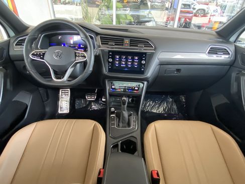 Certified 2023 Volkswagen Tiguan SE R-Line FWD image 27