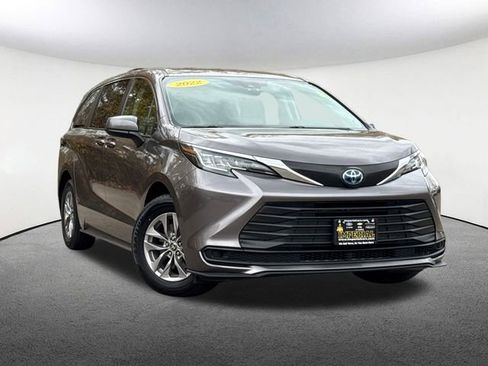Used 2022 Toyota Sienna LE image 2