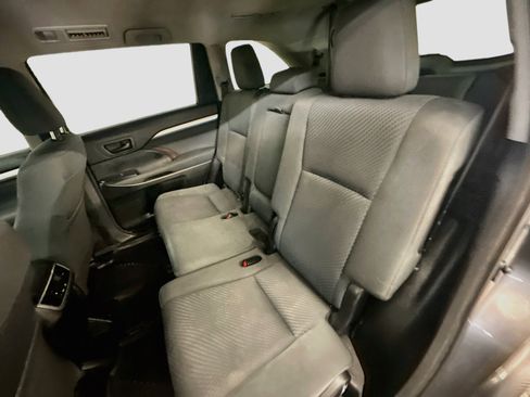 Used 2018 Toyota Highlander LE AWD/4WD image 28
