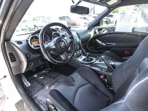 Used 2020 Nissan 370Z Coupe RWD image 19