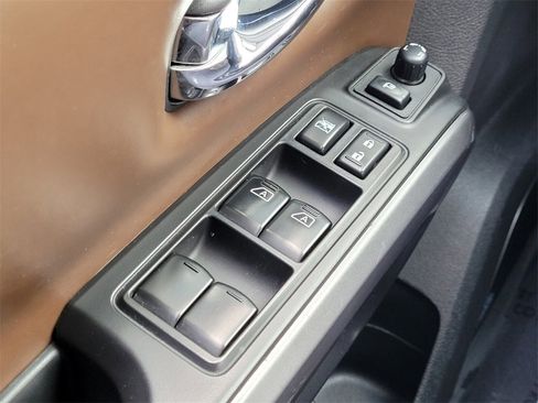 Used 2017 Nissan Titan Platinum Reserve image 23