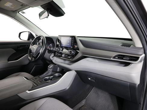 Used 2020 Toyota Highlander LE AWD/4WD image 25