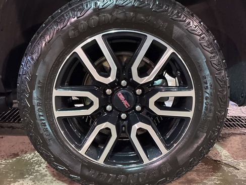 Used 2024 GMC Yukon AT4 w/ Technology Package image 11