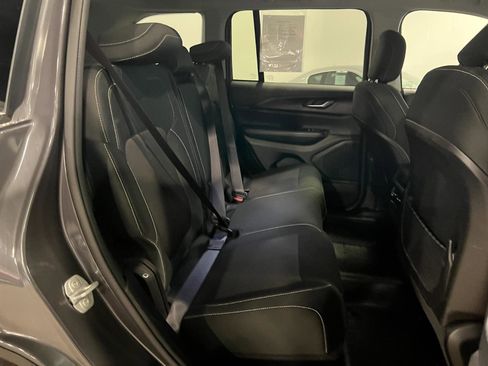 Used 2023 Jeep Grand Cherokee Laredo image 31