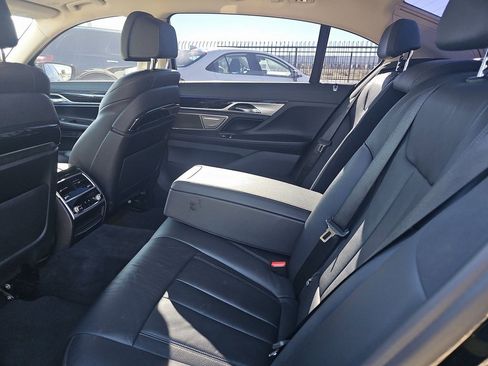 Used 2021 BMW 740i image 6