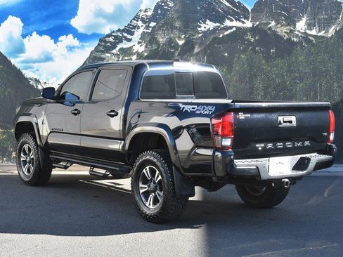 Used 2019 Toyota Tacoma TRD Sport image 9
