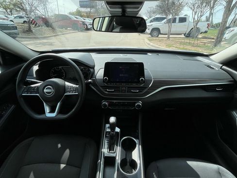 Used 2024 Nissan Altima 2.5 SV image 11