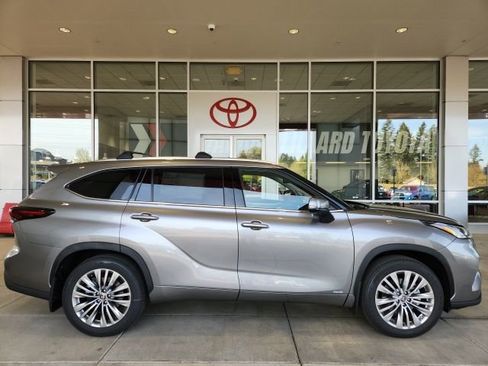 New 2026 Toyota Highlander Platinum image 3