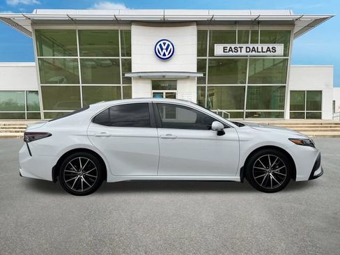 Used 2023 Toyota Camry SE w/ Convenience Package FWD image 2