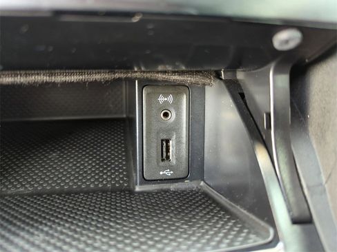 Used 2017 Volkswagen Golf R 4-Door image 31