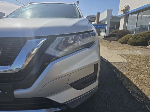 Used 2018 Nissan Rogue SV image 9
