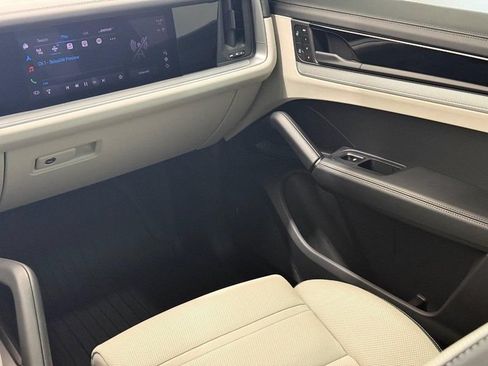 Certified 2025 Porsche Cayenne S AWD/4WD image 17