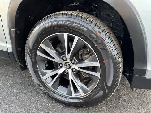 Used 2019 Toyota Highlander LE AWD/4WD image 30