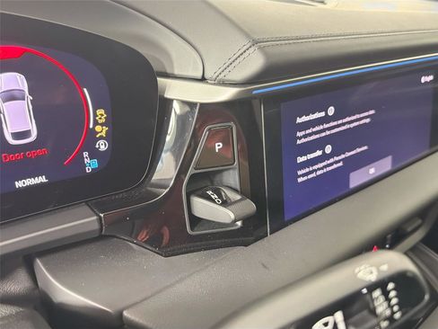 Certified 2025 Porsche Macan Electric RWD image 34