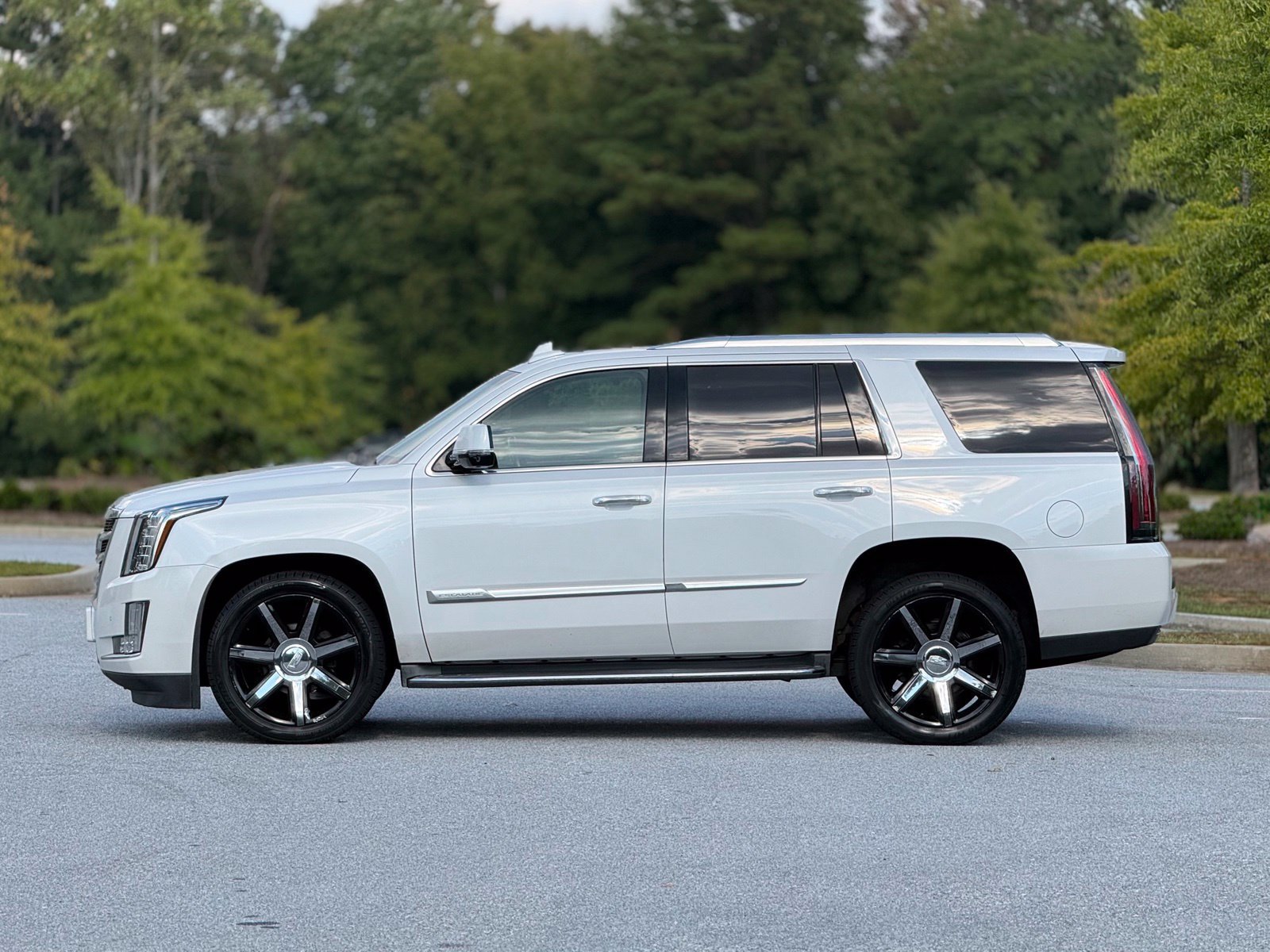 Used 2016 Cadillac Escalade Luxury AWD/4WD image 9