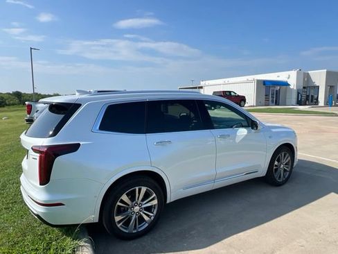 Used 2024 Cadillac XT6 Premium Luxury w/ Technology Package FWD image 5