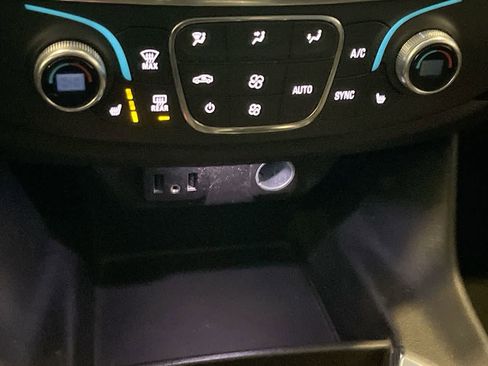 Used 2021 Chevrolet Traverse LT image 19