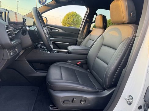 Used 2025 Chevrolet Traverse LT image 16