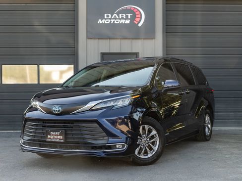 Used 2021 Toyota Sienna XLE w/ XLE Plus Package AWD/4WD image 3