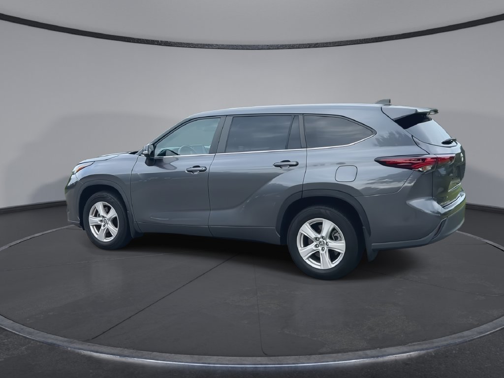 Used 2024 Toyota Highlander LE AWD/4WD image 6