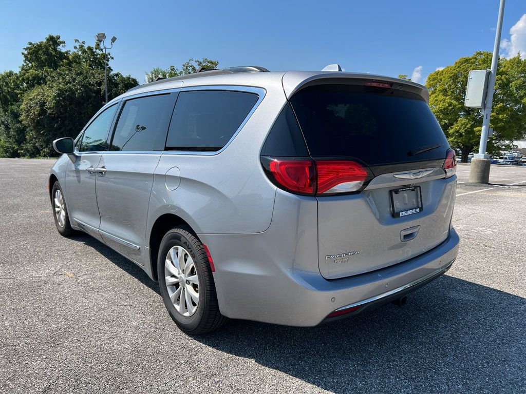 Used 2017 Chrysler Pacifica Touring-L FWD image 7