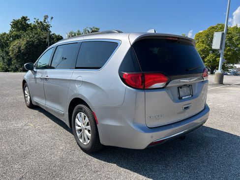 Used 2017 Chrysler Pacifica Touring-L FWD image 7