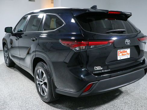 Used 2024 Toyota Highlander XLE FWD image 9
