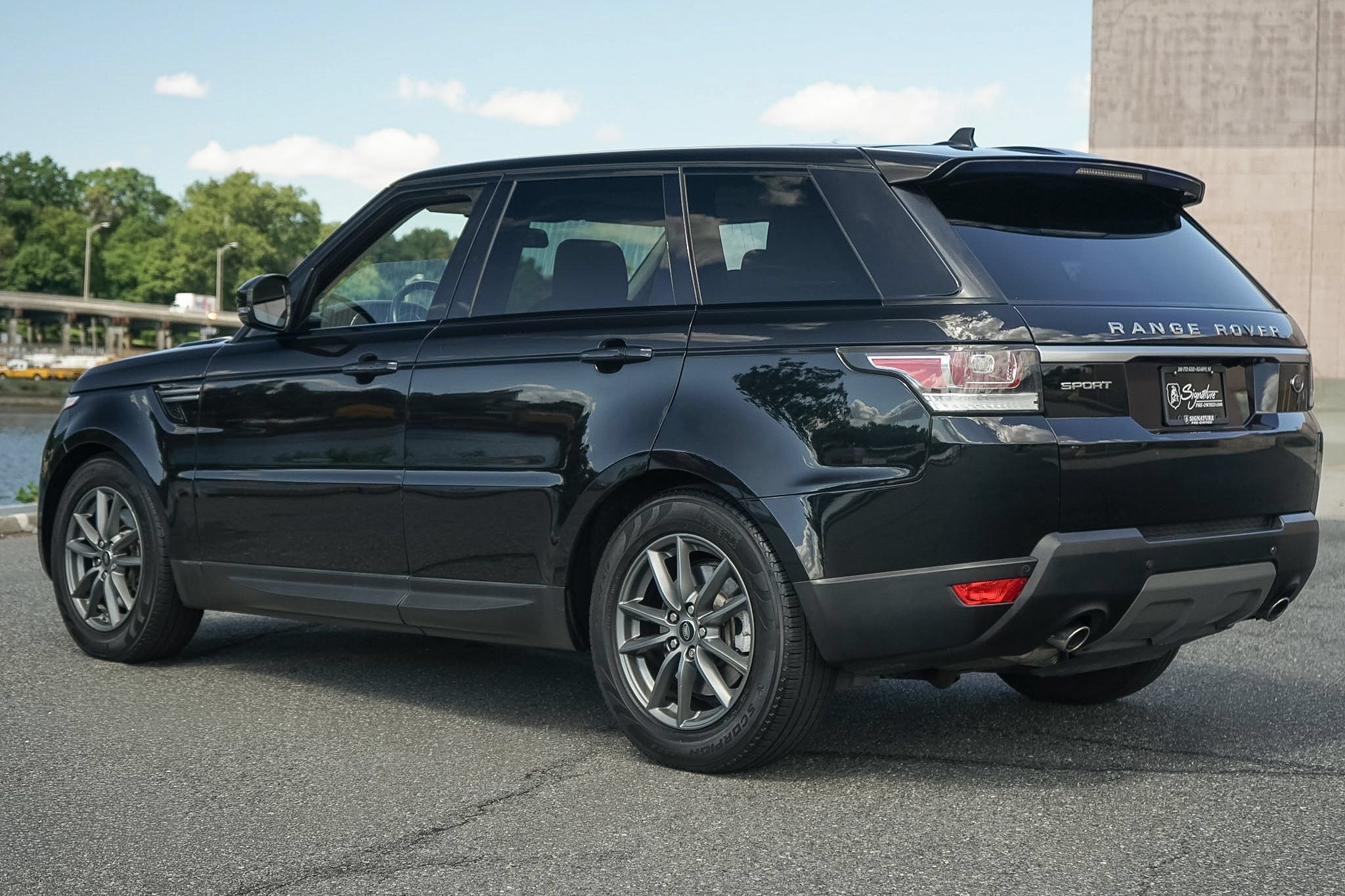 Used 2016 Land Rover Range Rover Sport SE AWD/4WD image 3