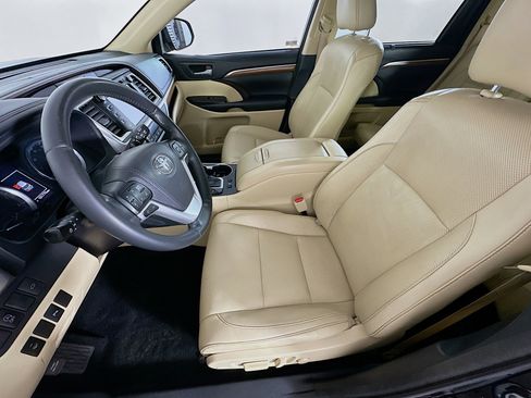Used 2017 Toyota Highlander Limited image 13