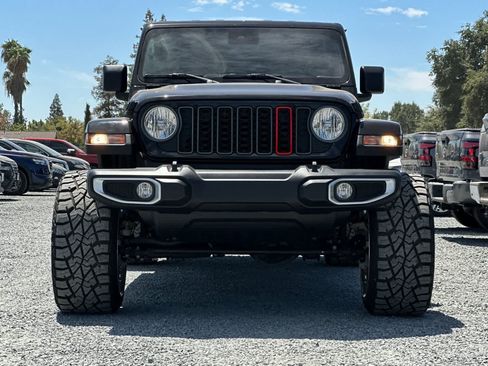 Used 2025 Jeep Gladiator Sport AWD/4WD image 11