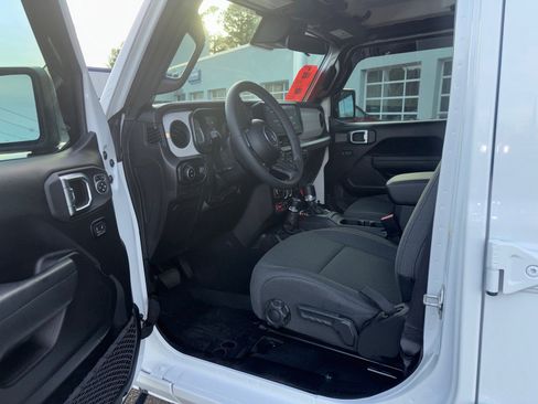 Used 2025 Jeep Gladiator Sport image 14