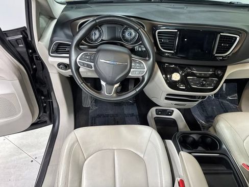Used 2017 Chrysler Pacifica Touring-L FWD image 17