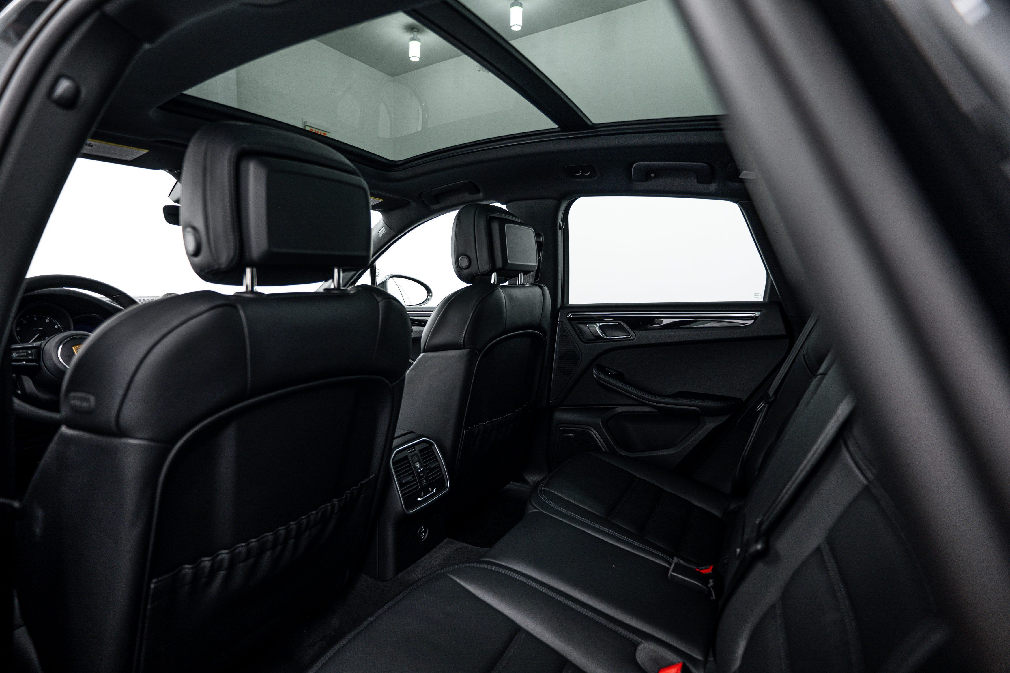 Certified 2026 Porsche Macan AWD/4WD image 24