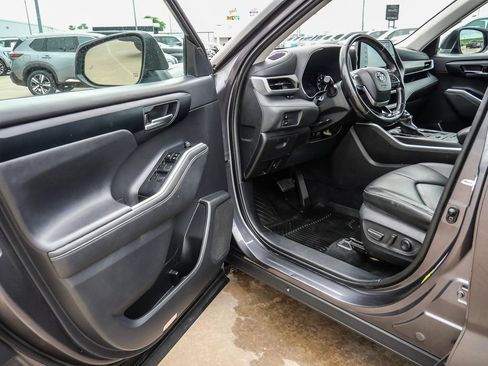 Used 2021 Toyota Highlander XLE AWD/4WD image 30