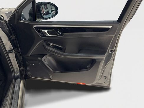 Used 2017 Porsche Macan image 16